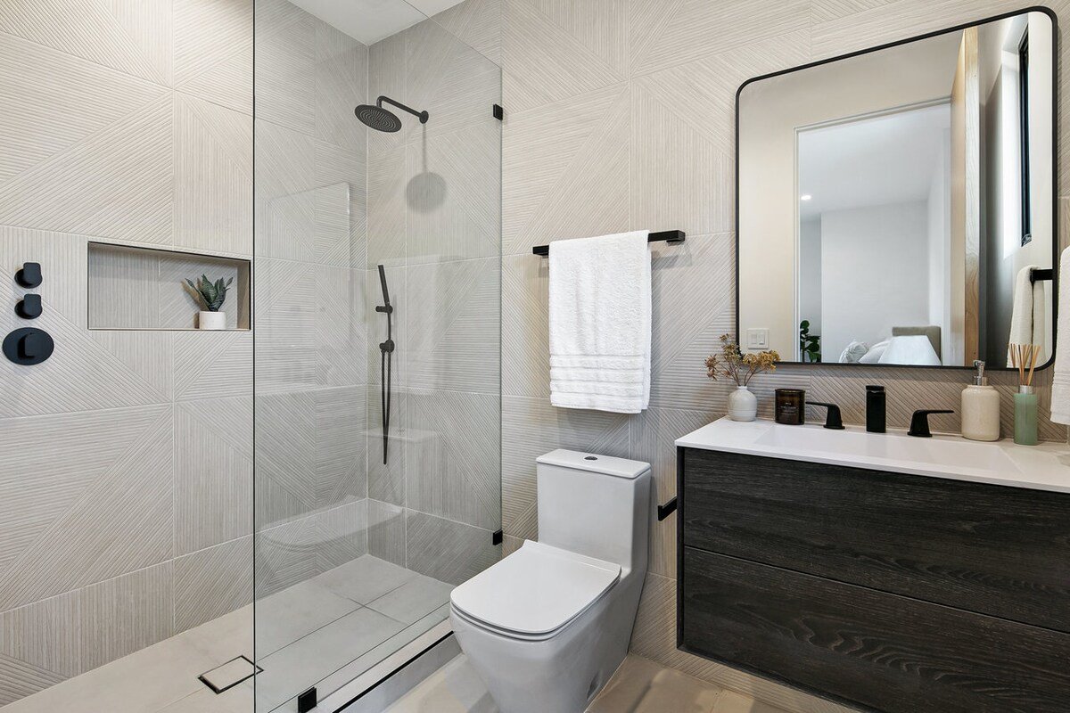 Luxury, Modern 5 Bedroom Farmhouse gallery image 4