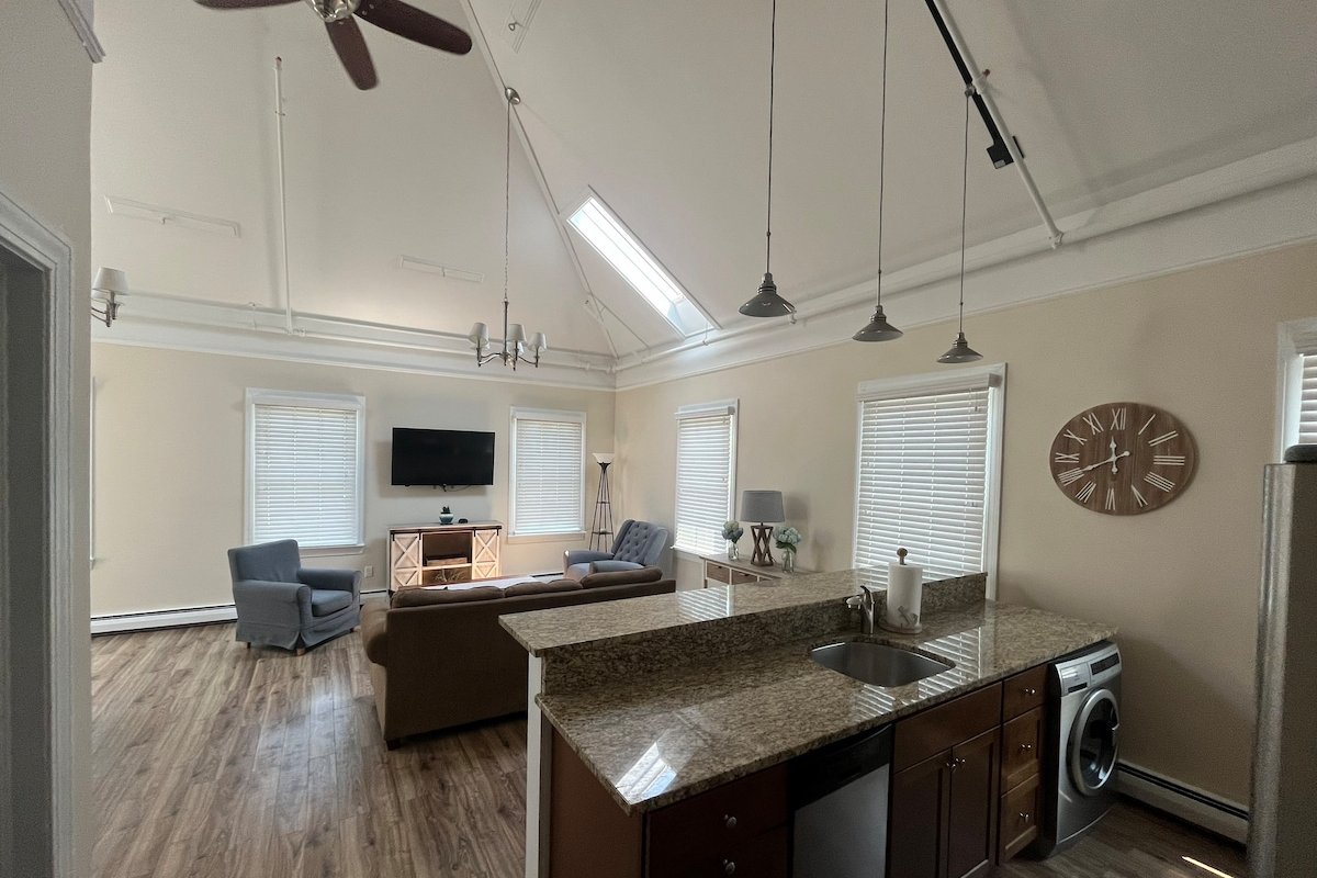 Downtown Newport/2 Bedroom w/ Parking/Newport Loft gallery image 3