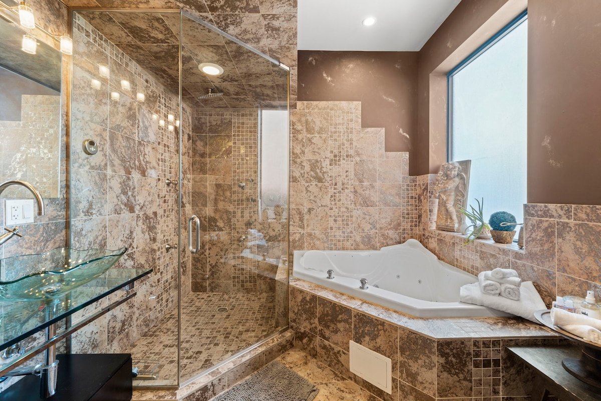 Zen Oasis of Elegance: Expansive Executive Home gallery image 4