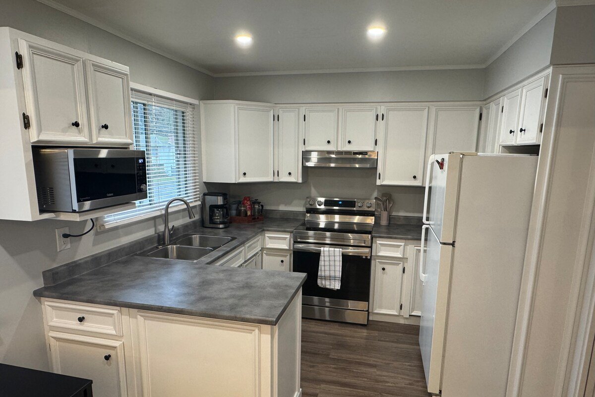 3 King beds plus a Sofa Bed, Fireplace and BBQ gallery image 3