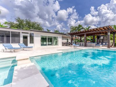 Luxe Waterfront in Gated Community Fort Lauderdale