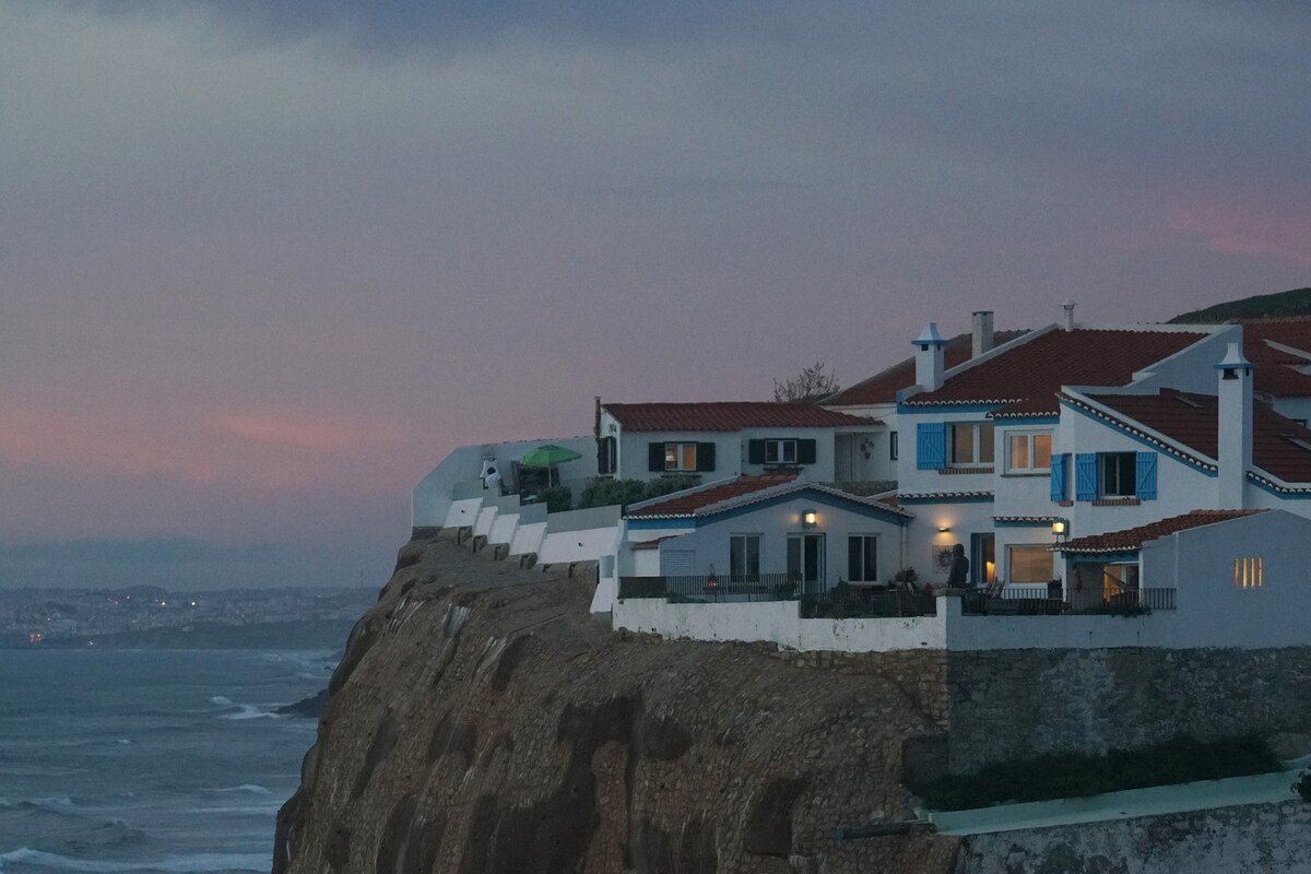 Cabana do Mar-Azenhas do Mar-refuge over the sea gallery image 5