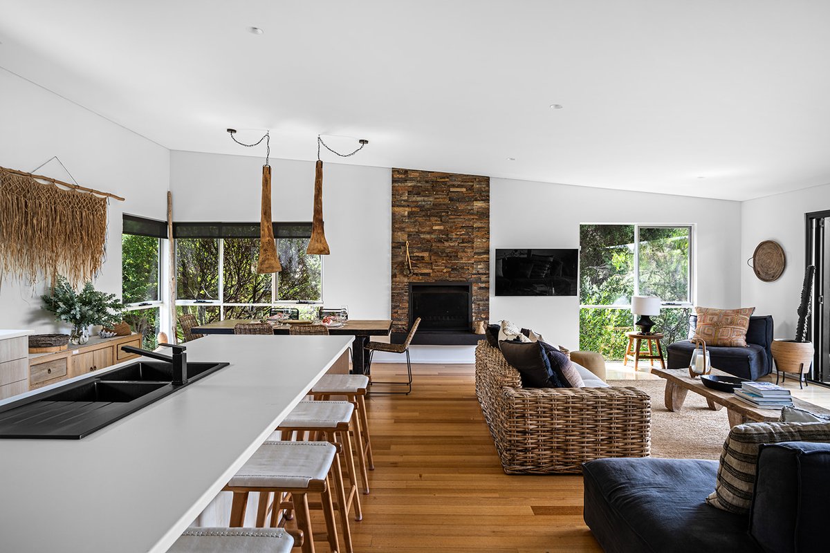 Spacious home, stroll to Yallingup Beach.