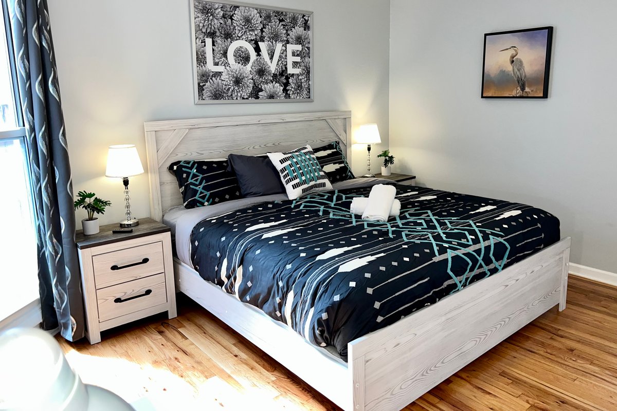 Location! 5 beds house with Parking and Patio!