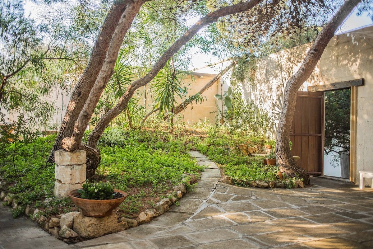 Beachfront Villa & Villa piccola immerse nel verde gallery image 3