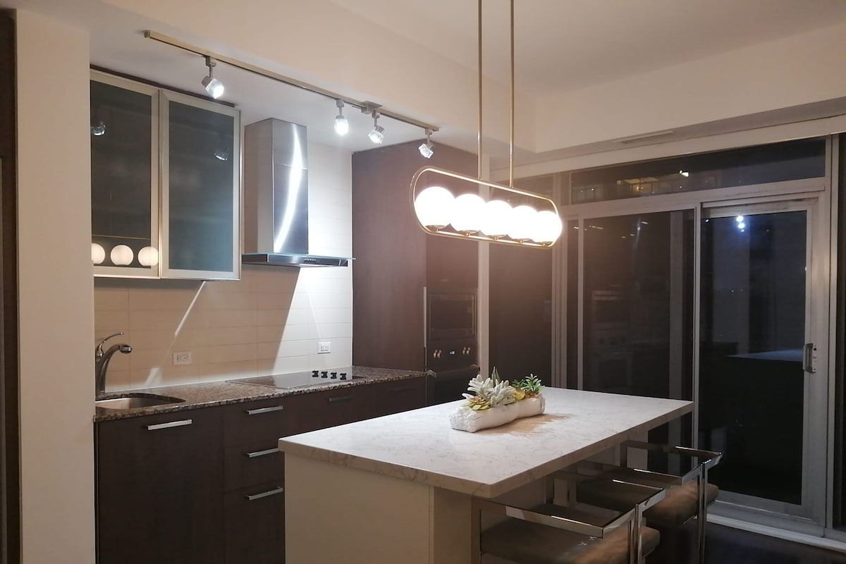 Beautiful 3 Bdr Lake View By CN TowerToronto Condo gallery image 4