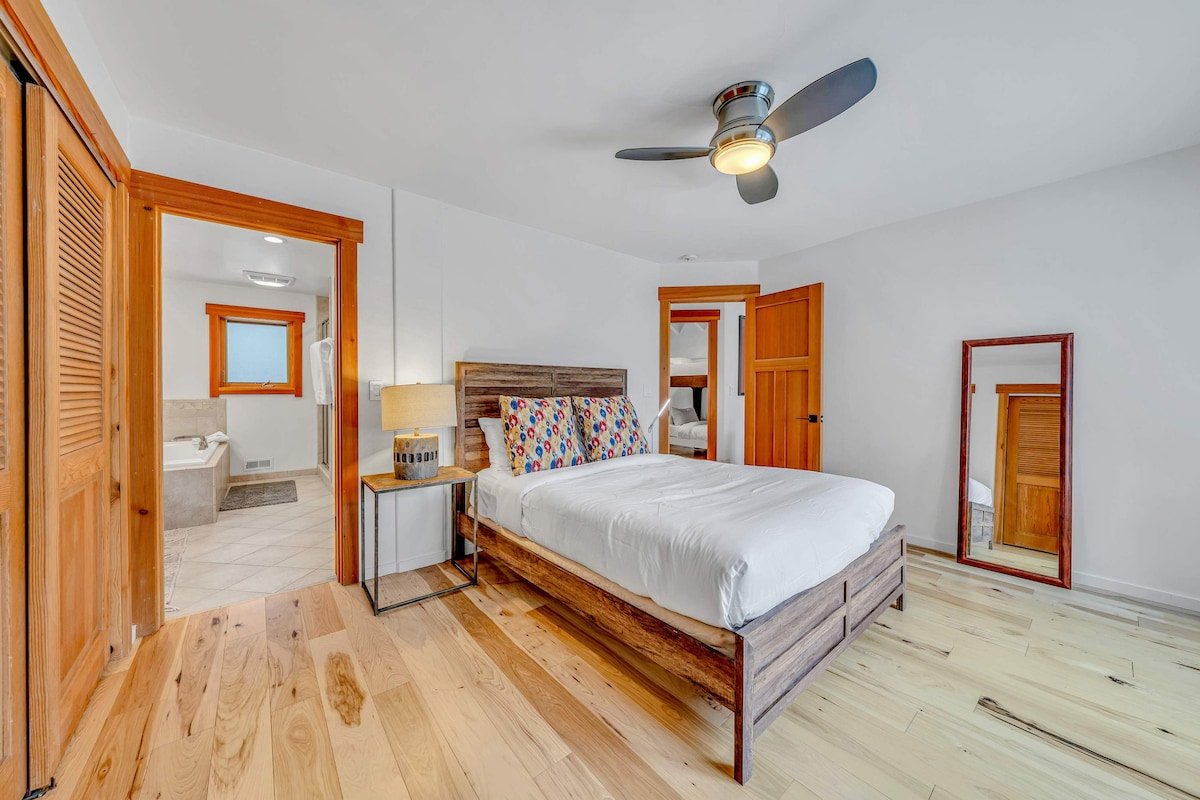 Stunning Mountain Gem with Hot Tub Near Palisades gallery image 3