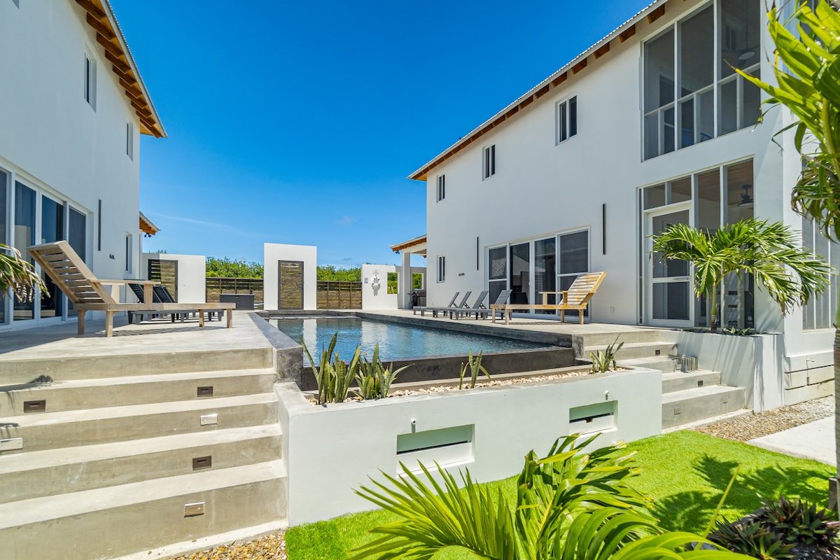 Blue Oasis and Pool Club at Mahogany Bay gallery image 2