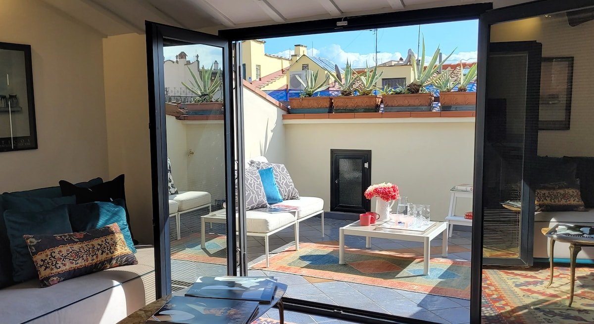 Elegant apartment Duomo view gallery image 3