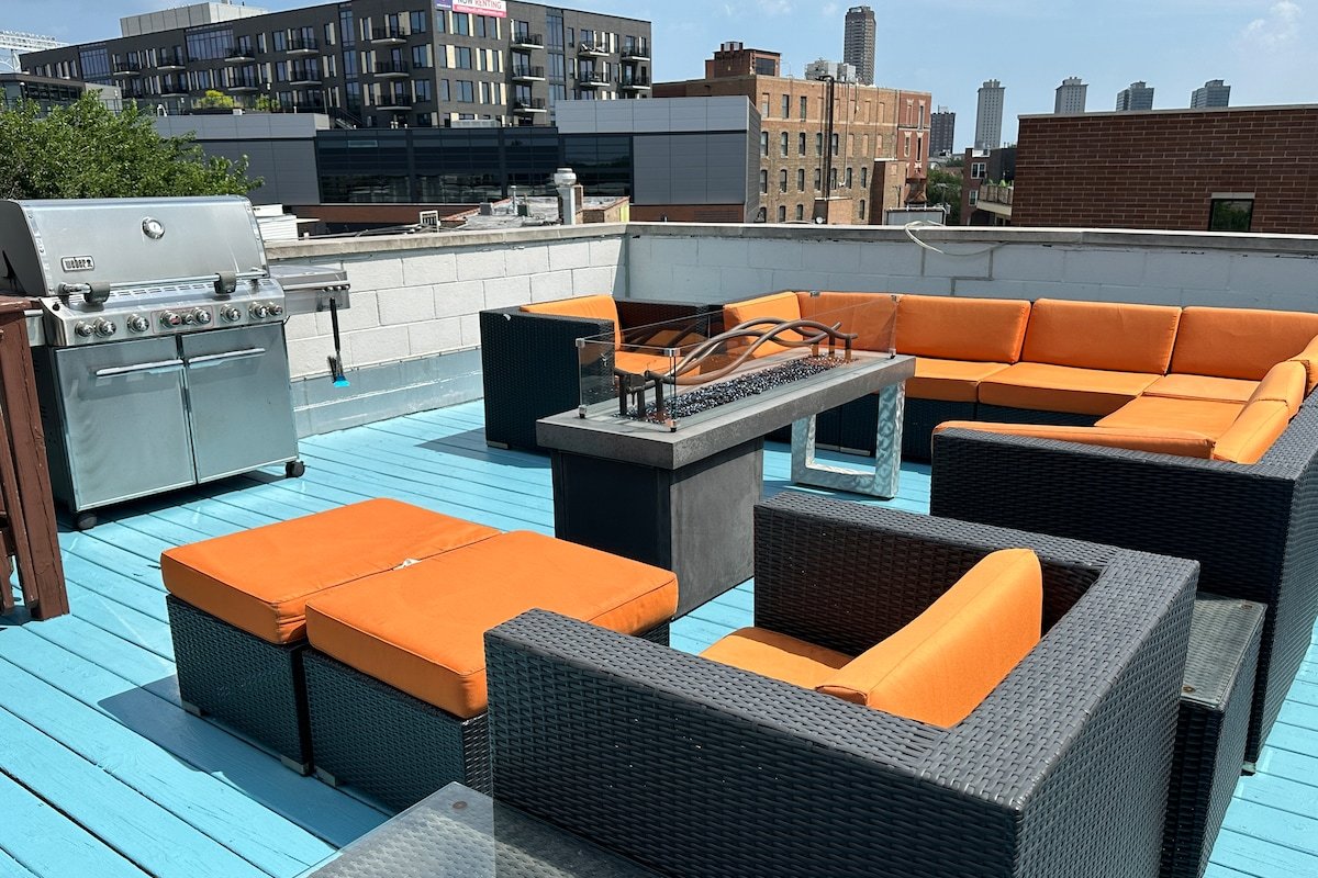 Wrigley Penthouse w/Private Roof Deck and Parking gallery image 3