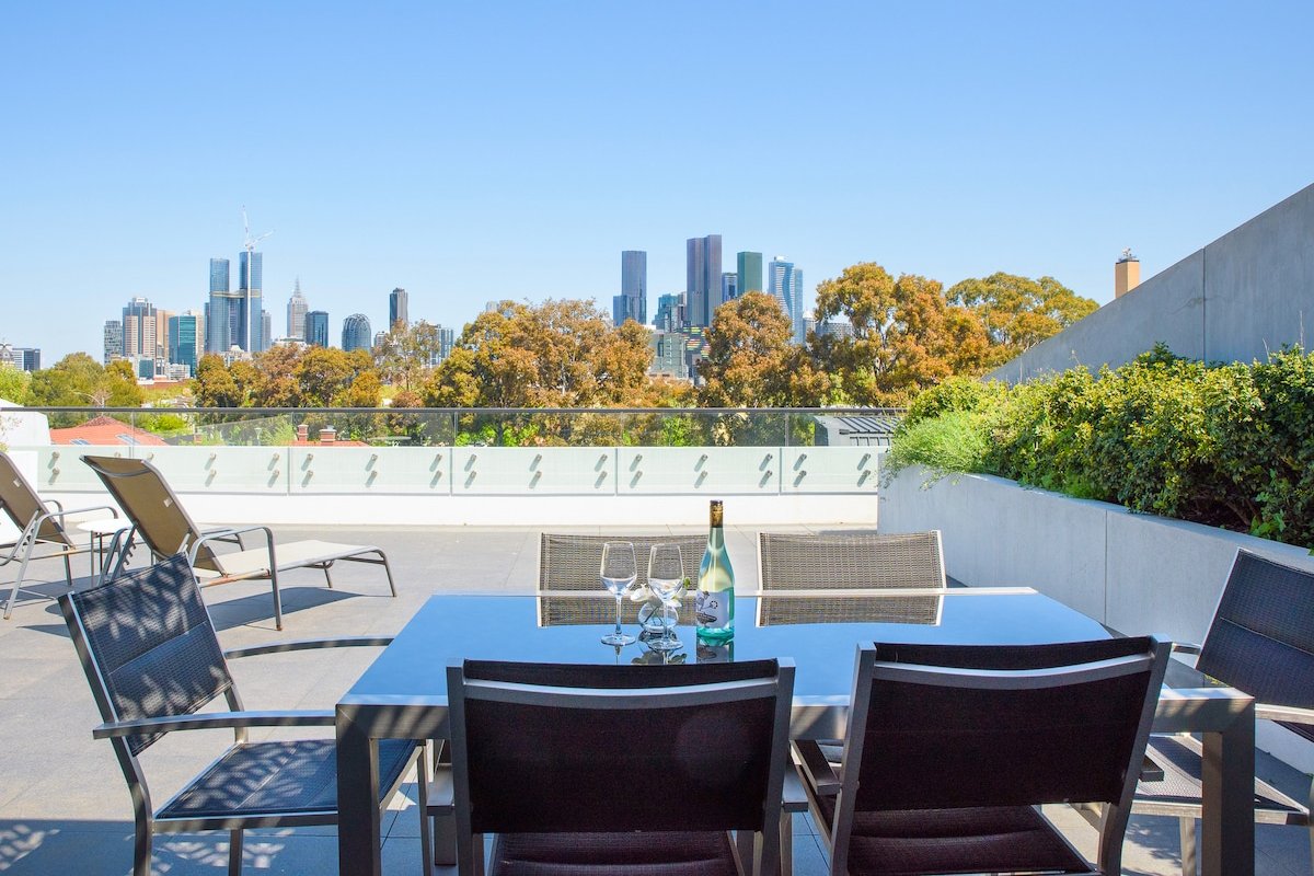 Cosmo Stays- Penthouse with Incredible City View gallery image 2