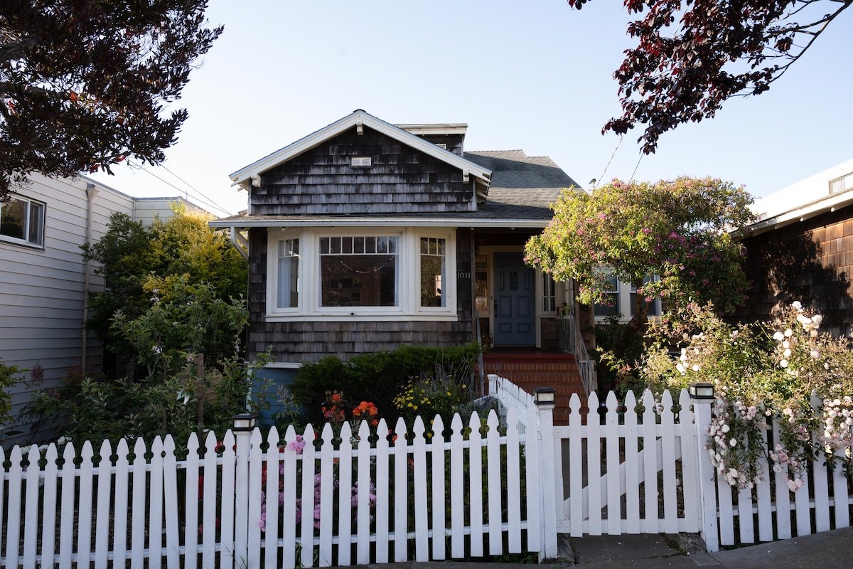 Spacious House & Garden for 8+ (Free Parking) gallery image 2