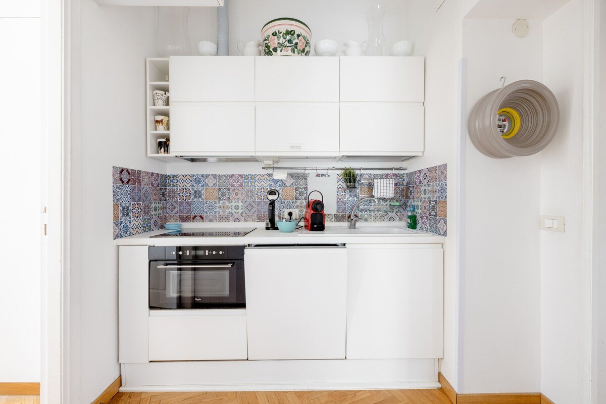 Snow White in the Tiberina Island. gallery image 5