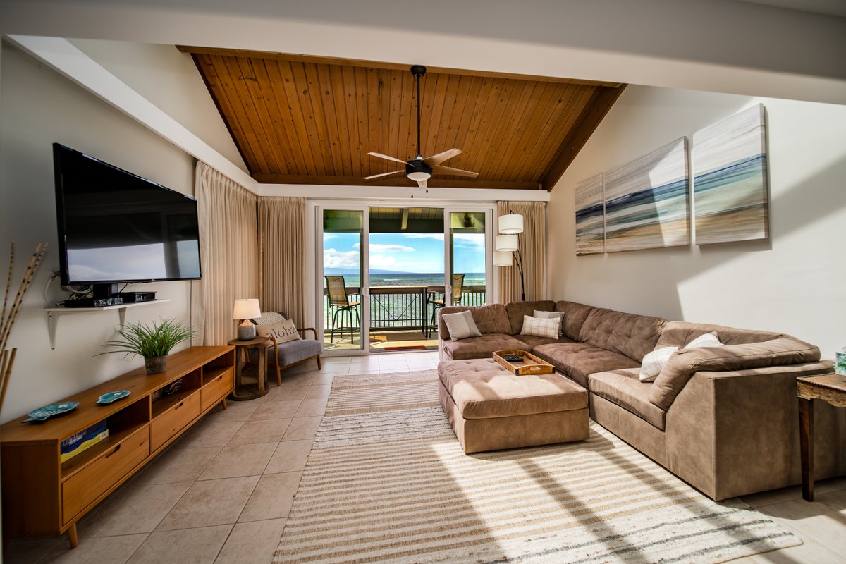 Oceanfront View-Balcony-Pool: Kahana Outrigger 3B1