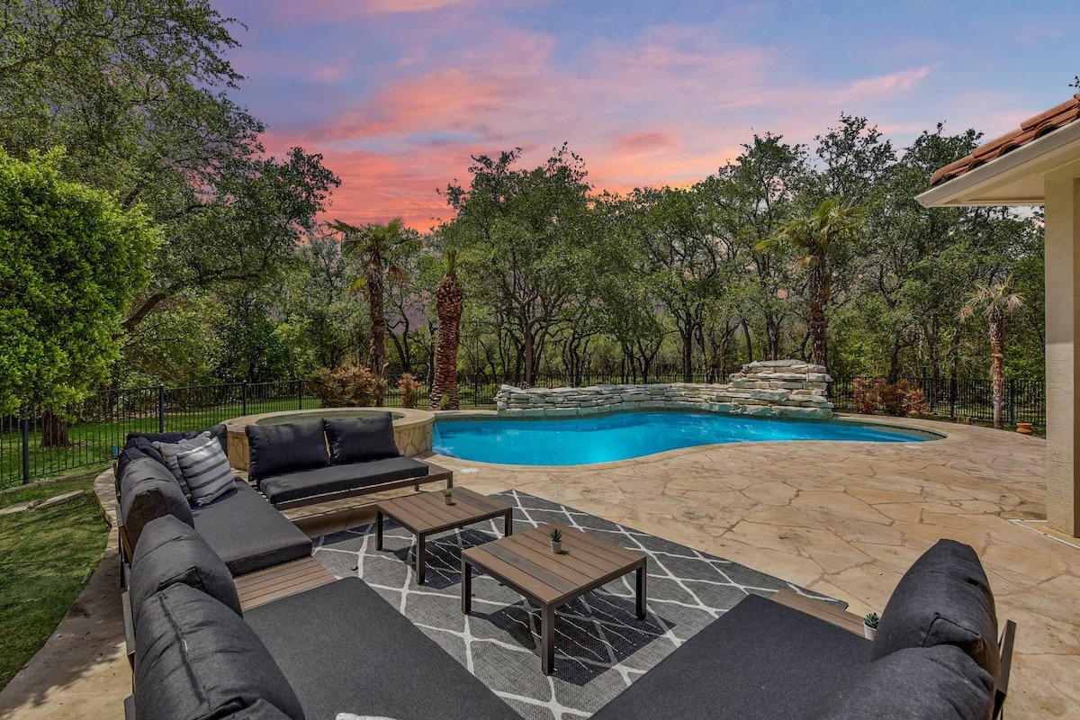 Luxury Home, Fire Pit, Pool, Hot Tub gallery image 3