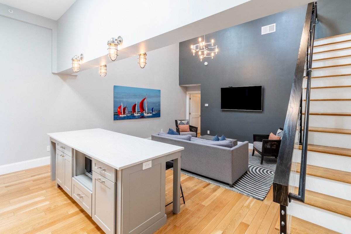 Modern Condo w/Loft and Kitchenette on Thames St gallery image 3