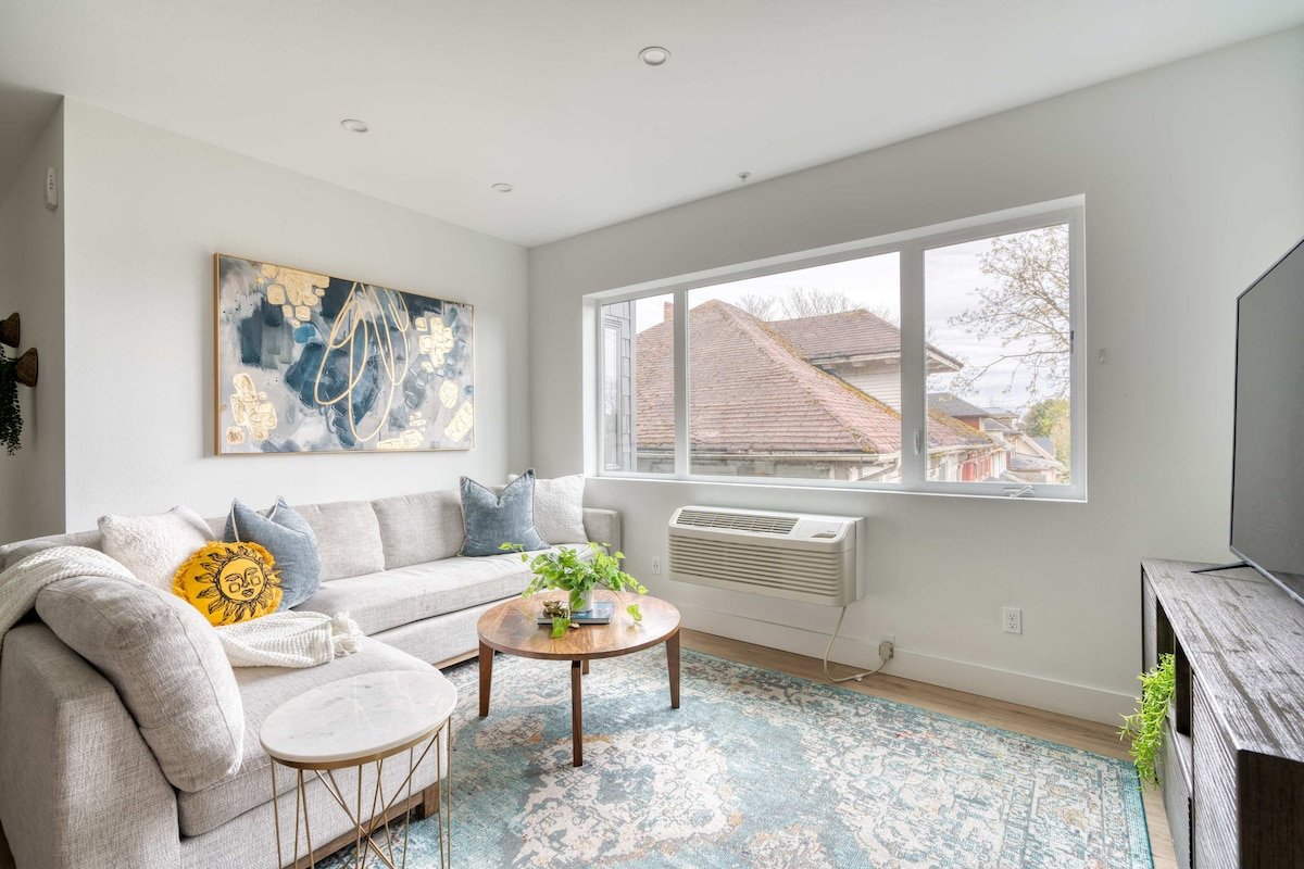 Luxury 4BR – Sleeps 8 – Near Food & Culture gallery image 4