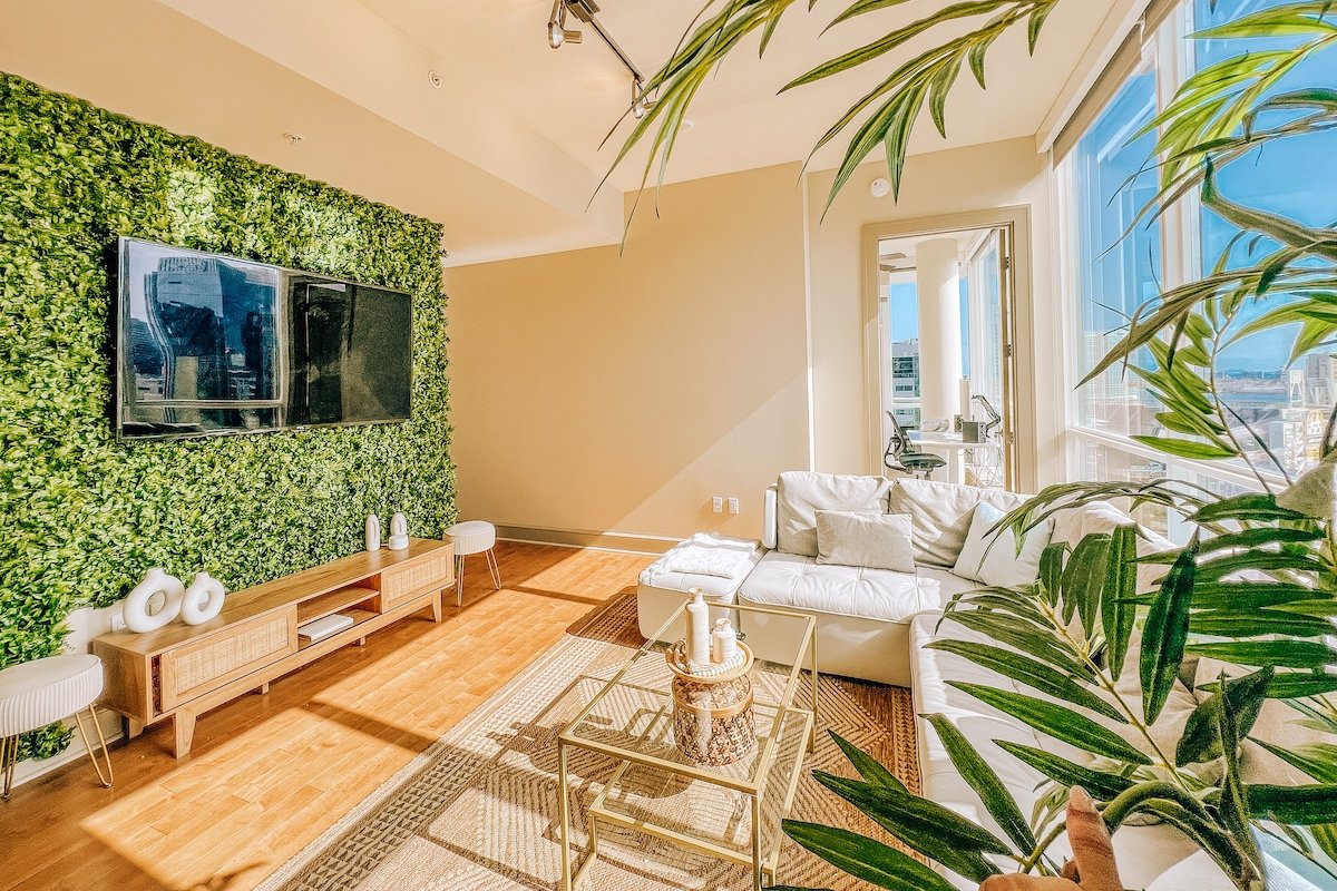 Modern Sky Oasis in Downtown SD gallery image 2