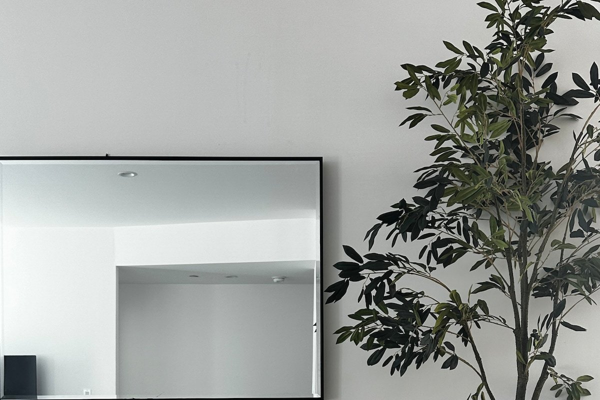 King Private Gem + 2 Car Garage+7 min to Universal gallery image 4