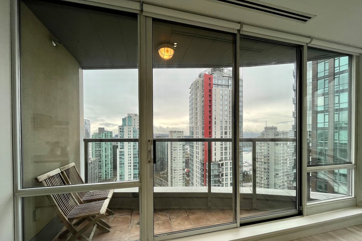 Penthouse Apt w/ Balcony & VIEWS gallery image 5