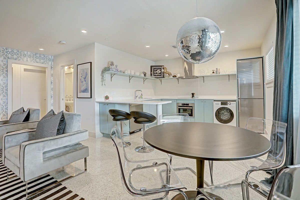 Two Adjacent Condos in Ideal Location! 3 BR/2 Bath gallery image 3