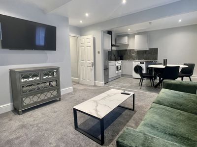 2 Bed/2 Bath Modern Flat, Sky TV, Air Con