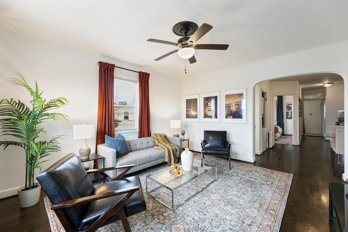 Music-Themed 2 Bedroom w/ a 70inch TV in DC gallery image 4