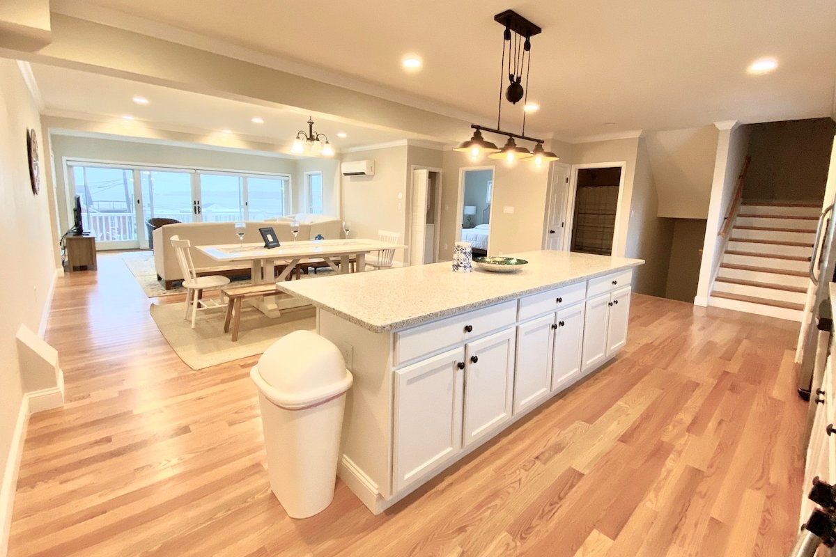 5BR/4BA Spacious Beachside Oasis Steps to Beach! gallery image 3