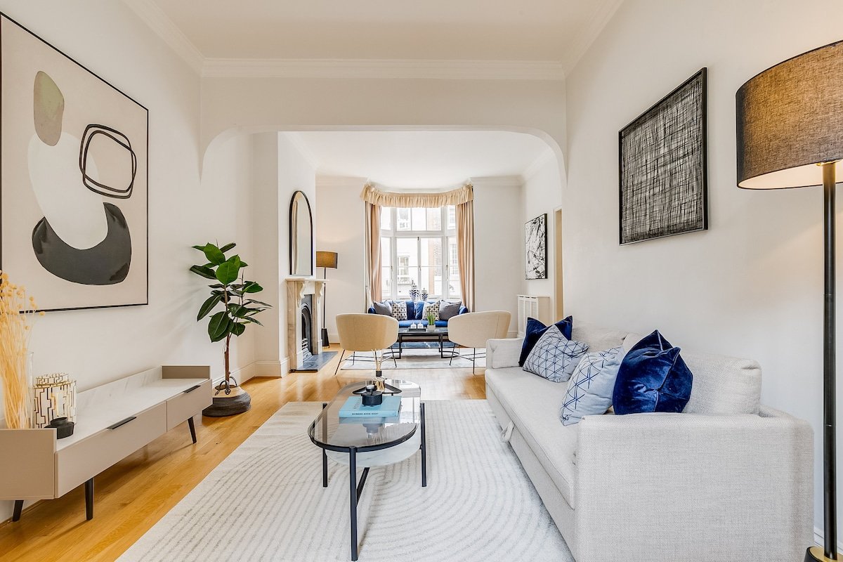 Belgravia – Charming Spacious 4 Bed Home for 9 gallery image 2