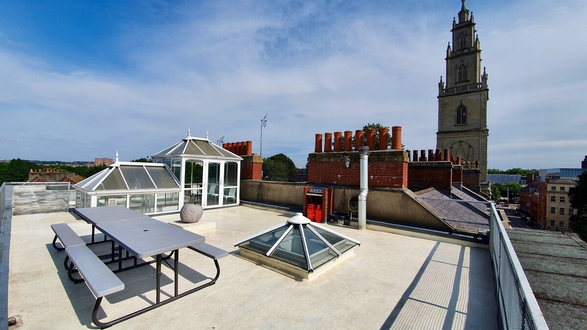 (7) Huge Penthouse Sleeps 13+1 in Centre. Parking gallery image 5