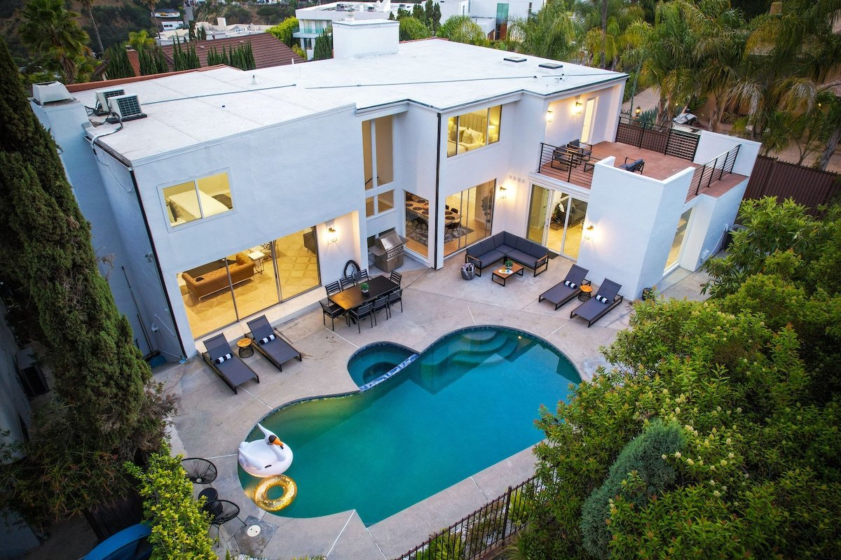 Sophisticated Home in Hollywood Hills w/ Pool gallery image 2