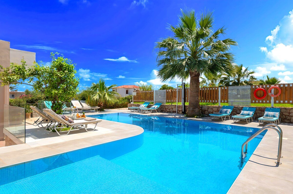 Island Villa with Private Heated Pool 31 guests gallery image 3