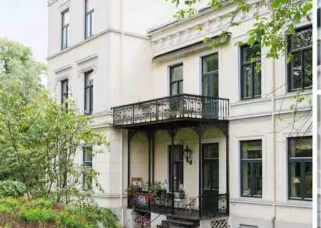 Exclusive historic big 150m2 parkfront in the city