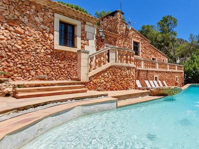 Stunning villa on the coast with pool and Wi-Fi