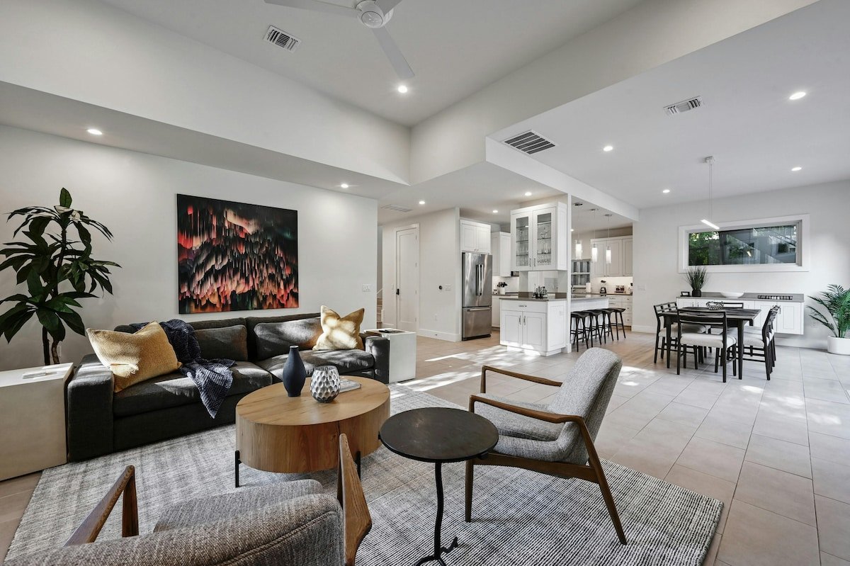 Stunning Mid-century Perfection, Pool and Hot Tub! gallery image 4