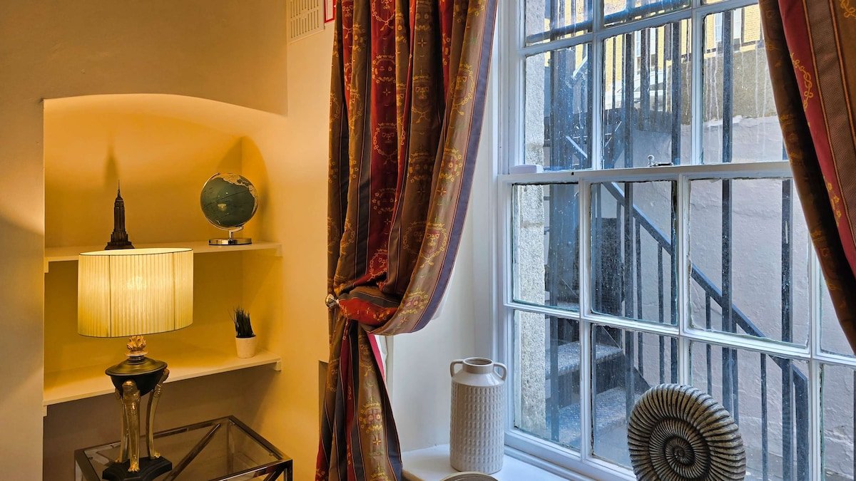 Spacious and Private City Centre Georgian Square A gallery image 5