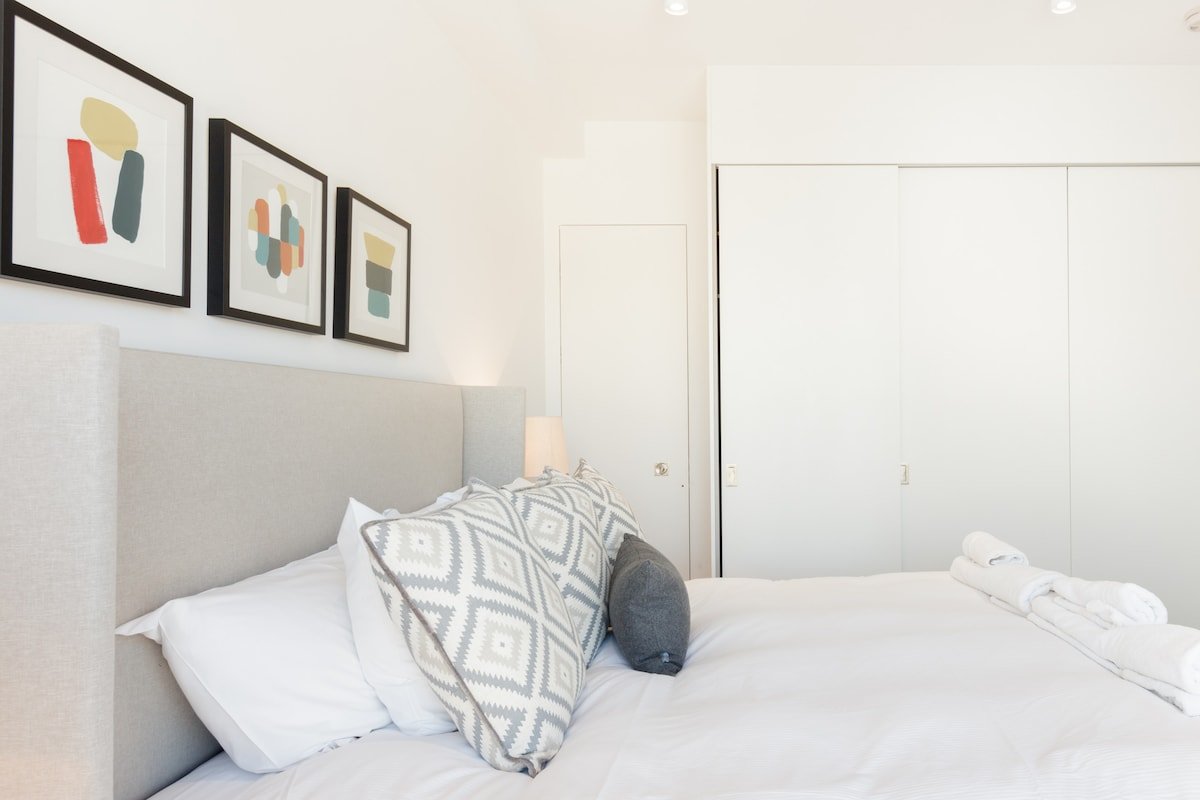 Urban Minimalist Apartment with Private Balcony gallery image 4