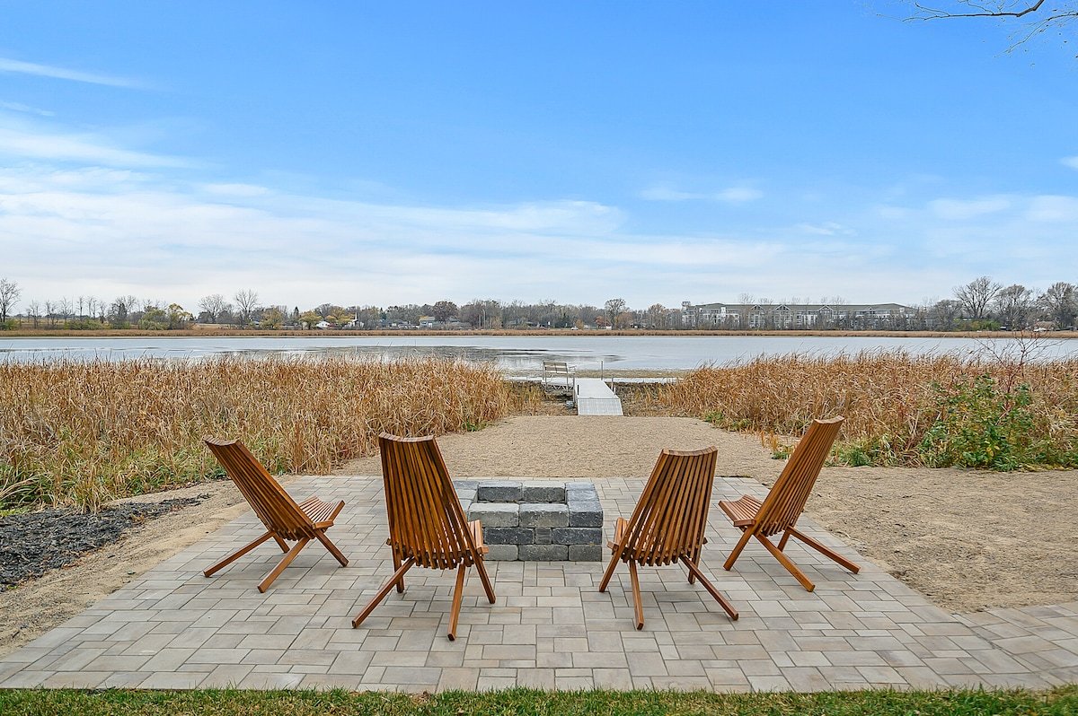 One-of-a-Kind Modern Farmhouse on Laddie Lake gallery image 2