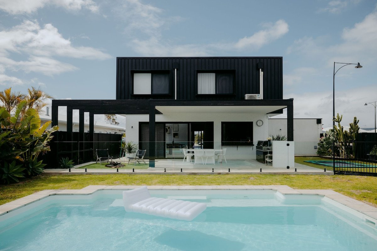 Haven House : mid century modern gallery image 2