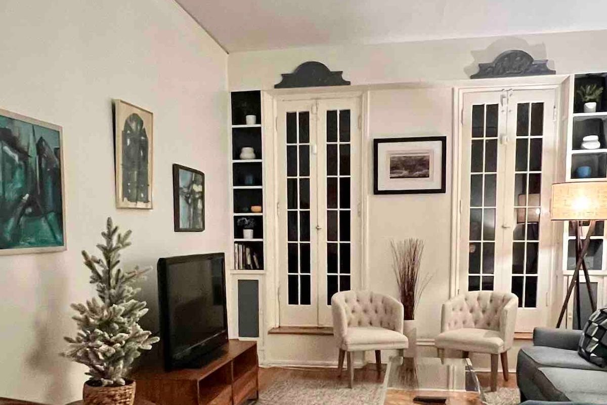 Historic Old Town, Fabulous 4 Bedroom Home gallery image 2