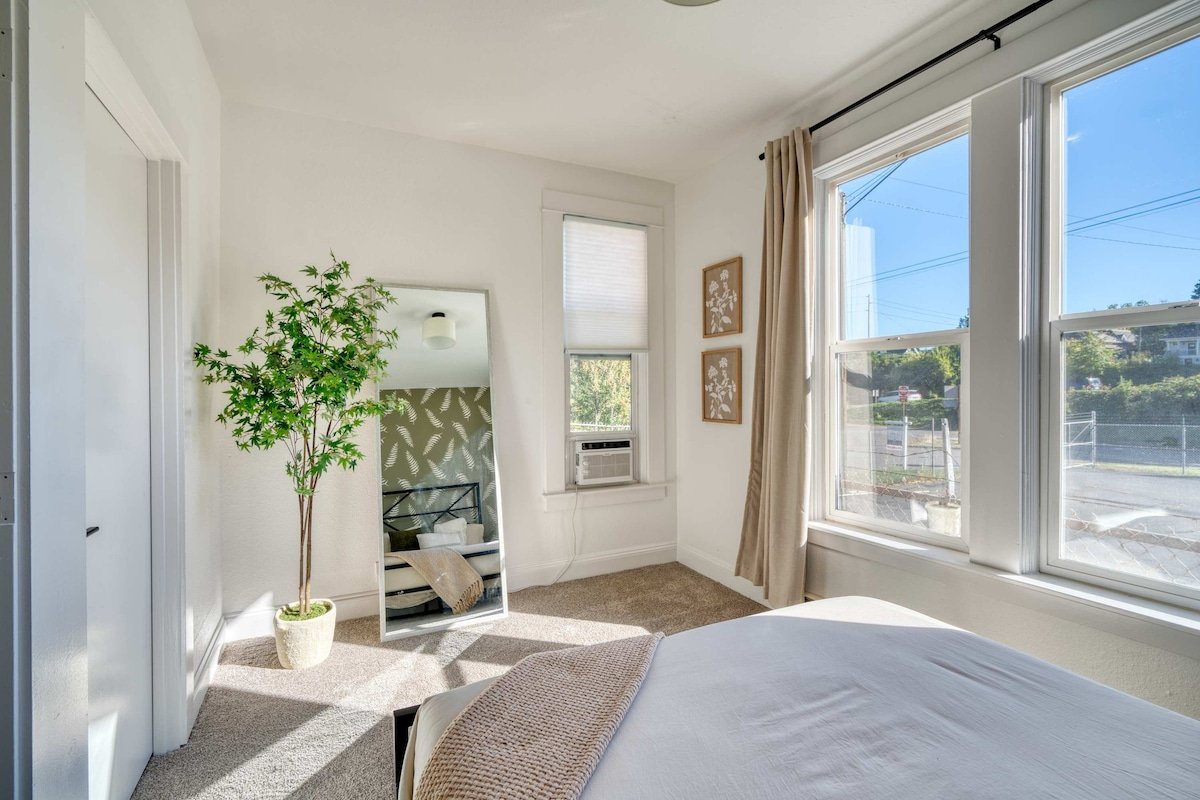 Close to Downtown + OHSU • 5BR • Sleeps 9 gallery image 3