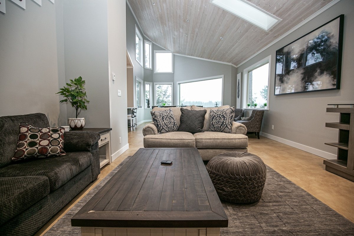 Water Front Home with Private Dock and Hottub gallery image 4