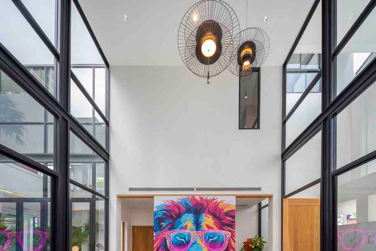 免费接机 奢华三层别墅 豪华KTV 超大泳池 管家服务 Netflix