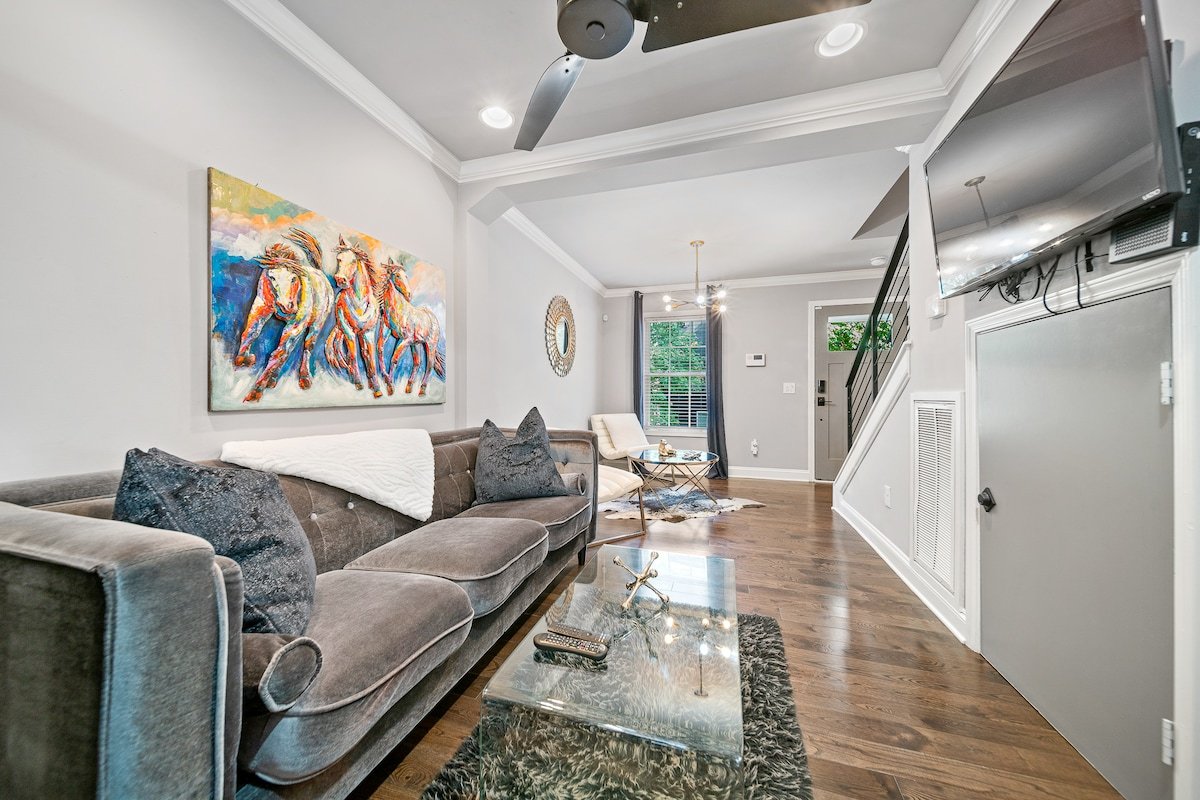 Trendy Town Home C gallery image 2