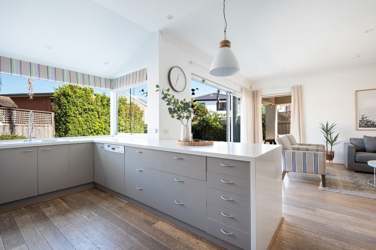 Hampton Haven Pool metres to the Beach gallery image 5