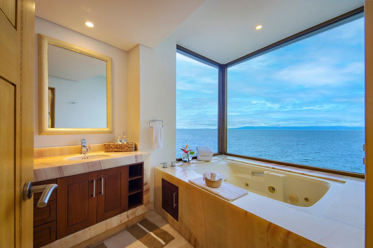 Luxurious Oceanfront Villa gallery image 4