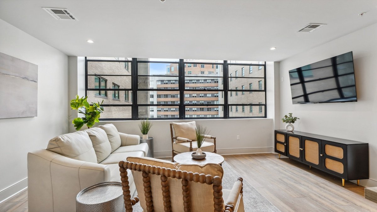 Spacious Combo Unit, Perfect for a Saints Game! gallery image 2