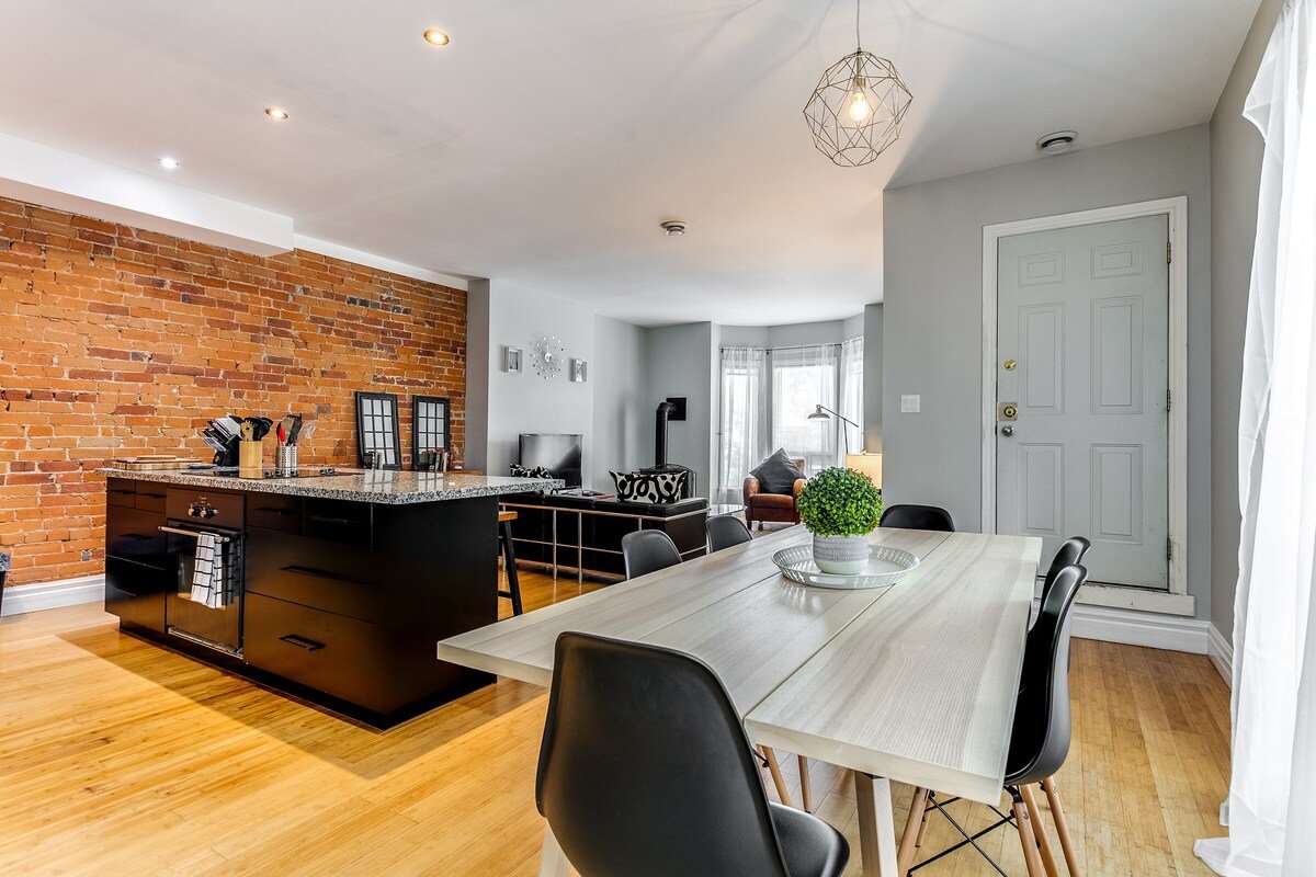 Spacious Loft w/ Victorian Charm & Balcony! gallery image 3