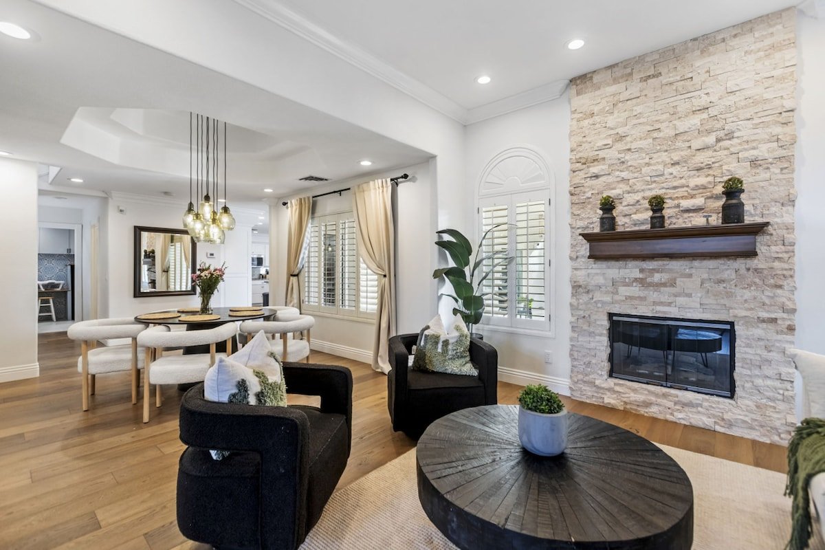 Luxe Las Vegas Villa: Pickleball & Heated Pool Fun gallery image 5