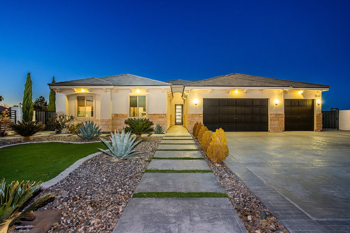 Lux Lounge Fun Pool/Relaxing Spa gallery image 3